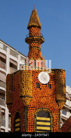 Fête du Citron, Fete du citron, sur la côte d'Azur. Composition architecturale et d'énormes chiffres comestibles à base de citrons et oranges juteuses Banque D'Images