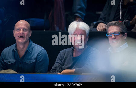 Londres, Royaume-Uni. 17 novembre, 2019. Woody Harrelson (gauche) Hugh Grant (à droite) au cours de l'TSITSIPAS vs THIEM match à la Nitto ATP World Tour Finals Londres Jour 8 (finale) à l'O2, Londres, Angleterre le 17 novembre 2019. Photo par Andy Rowland. Credit : premier Media Images/Alamy Live News Banque D'Images