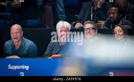 Londres, Royaume-Uni. 17 novembre, 2019. Woody Harrelson (à gauche) avec Hugh Grant & femme ANNA Eberstein (à droite) au cours de l'TSITSIPAS vs THIEM match à la Nitto ATP World Tour Finals Londres Jour 8 (finale) à l'O2, Londres, Angleterre le 17 novembre 2019. Photo par Andy Rowland. Credit : premier Media Images/Alamy Live News Banque D'Images