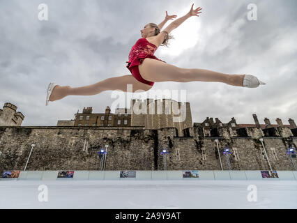 Kayla Fry, 16 ans, médaillé d'argent et d'or internationale GO équipe juniors de patinage artistique, exécute à tour de Londres à la patinoire. Londres, Royaume-Uni. Banque D'Images