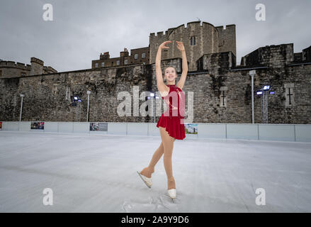 Kayla Fry, 16 ans, médaillé d'argent et d'or internationale GO équipe juniors de patinage artistique, exécute à tour de Londres à la patinoire. Londres, Royaume-Uni. Banque D'Images