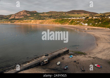 La plage et le port à la lumière du soir à Nefyn, péninsule Llŷn, Gwynedd, Pays de Galles Banque D'Images