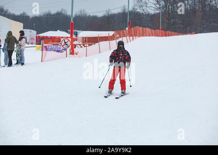 KAZKOVA POLIANA, UKRAINE - le 26 janvier 2019 : man skiing par hill Banque D'Images