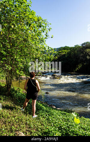 Femme debout par Itapocu River. Jaragua do Sul, Santa Catarina, Brésil. Banque D'Images