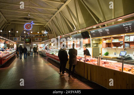 Poissons et fruits de mer gourmets vu du marché aux poissons hall.Feskekorka est un marché de fruits de mer dans le centre de Göteborg. Bâtiment néo-gothique du poisson est l'une des principales attractions touristiques de la ville. Banque D'Images