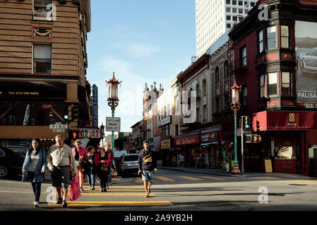 Scène de rue avec les piétons qui traversent la route, à l'avenue Grant et Pine Street corner, le centre-ville de San Francisco, Chinatown, Californie, USA. Sep 2019 Banque D'Images