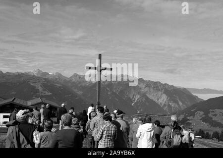 Hochfirst : cérémonie de montagne dans le Montafon valley avec un prêtre de l'Ouganda Banque D'Images