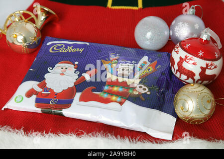 Favoris de fête 2019 Cadbury scellés dans l'emballage de Noël extérieures Banque D'Images