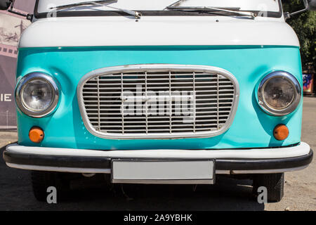 Avant d'une voiture rétro. Voiture exclusive Turquoise. Bouclier, calandre, phares. Le concept de déplacement, la prestation des services. Avant de minibus Banque D'Images