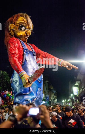 Bali, Indonésie - 11 mars 2013 : Carnaval Ogoh ogoh-culturelle est une fête nationale. statues en préparation pour le défilé lors de ce Nouvel An Balinais Banque D'Images