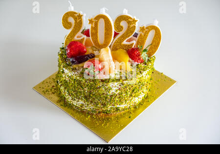 Close up de gâteau avec des bougies numéro 2020 en forme. Bonne Année 2020 ! Banque D'Images