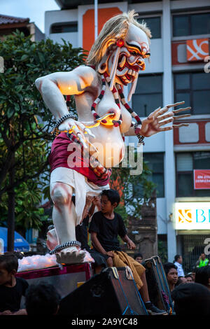 Bali, Indonésie - 11 mars 2013 : Carnaval Ogoh ogoh-culturelle est une fête nationale. statues en préparation pour le défilé lors de ce Nouvel An Balinais Banque D'Images