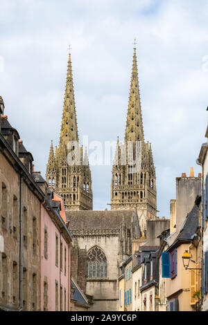 Quimper en Bretagne, la cathédrale Saint-Corentin dans une belle rue médiévale Banque D'Images