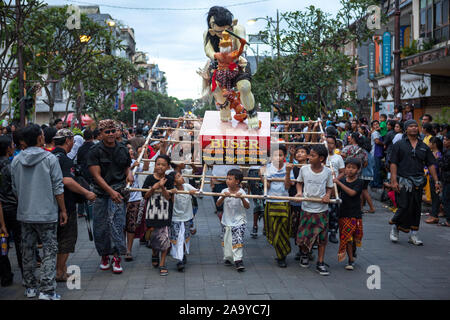 Bali, Indonésie - 11 mars 2013 : Carnaval Ogoh ogoh-culturelle est une fête nationale. statues en préparation pour le défilé lors de ce Nouvel An Balinais Banque D'Images