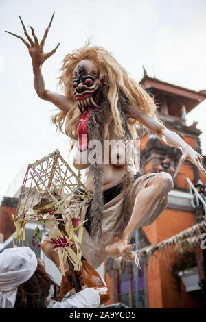 Bali, Indonésie - 11 mars 2013 : Carnaval Ogoh ogoh-culturelle est une fête nationale. statues en préparation pour le défilé lors de ce Nouvel An Balinais Banque D'Images