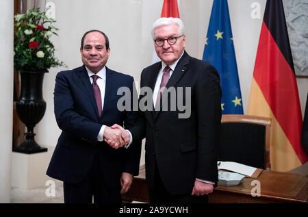 Berlin, Allemagne. 18 Nov, 2019. Président fédéral Frank-Walter Steinmeier (r) se félicite de Abdel Fattah al-Sisi, Président de l'Égypte, pour des entretiens au château de Bellevue. Le président égyptien est à Berlin pour l'Afrique avec 'Compact' conférence. Crédit : Bernd von Jutrczenka/dpa/Alamy Live News Banque D'Images