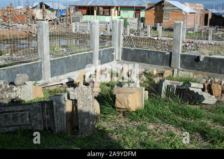 11 juin 2006. L'environnement et l'état de l'ancienne tombe 'Tuan Di Kandang' ont été détruits après le tremblement de terre et le tsunami de 2004 dans l'océan Indien. Banque D'Images