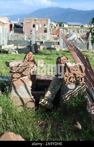 11 juin 2006. L'environnement et l'état de l'ancienne tombe 'Tuan Di Kandang' ont été détruits après le tremblement de terre et le tsunami de 2004 dans l'océan Indien. Banque D'Images