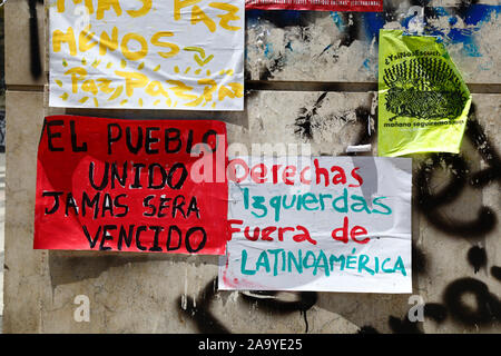 La Paz, Bolivie, 18 octobre 2019. 'Un peuple uni ne sera jamais battu. Gauche à droite sur les affiches de l'Amérique latine sur le mur du bâtiment dans le centre de la Paz. La Bolivie a organisé des élections présidentielles le 20 octobre 2019, une enquête ultérieure de l'OEA a confirmé un grand nombre d'irrégularités et le président Evo Morales a démissionné le 10 novembre. Banque D'Images