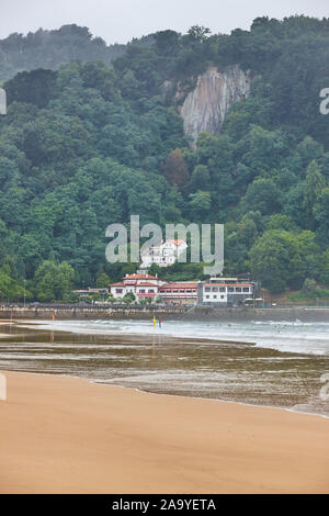 Plage de sable du village de Zarautz et mountain green forest. Pays basque, Espagne Banque D'Images