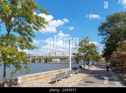 Le sentier du patrimoine de Trois Rivières au Point State Park avec le fort Duquesne, derrière le pont de la rivière Allegheny, Pittsburgh, Pennsylvanie, USA Banque D'Images