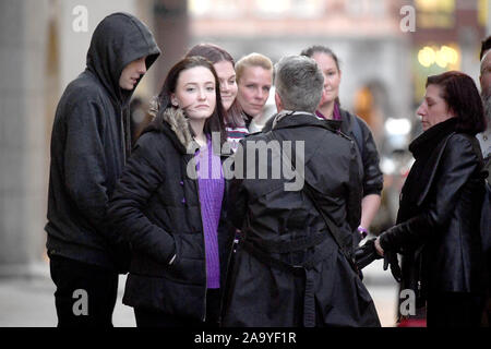 Les amis et la famille de l'assassiné 17-year-old girl Scout Jodie Chesney, célébrer à l'extérieur de l'Old Bailey à Londres après avoir Svenson Ong-a-Kwie, 19, et 17 ans Arron Isaacs, ont été condamnés à l'Old Bailey pour son meurtre. Banque D'Images