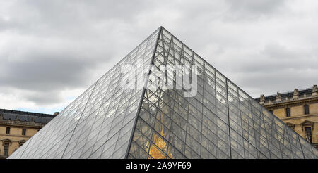 Paris, France - Oct 3, 2018. Pyramide de verre du Louvre à Paris, France. Le Louvre a le plus visité du monde art museum, recevant 10 millions de visite Banque D'Images