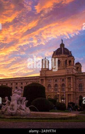 Maria Theresa Square à Vienne. Musée d'histoire naturelle de Vienne. L'histoire de l'Art Museum de Vienne et la fontaine Triton et naïade. Sur le coucher du soleil. Banque D'Images