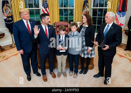Le président Donald J. Trump assiste à la cérémonie d'assermentation de sous-secrétaire du département de la sécurité intérieure du Tchad le loup, rejoint par sa famille, assermenté par le Vice-président Mike Pence Vendredi, 15 novembre 2019, dans le bureau ovale de la Maison Blanche. Banque D'Images