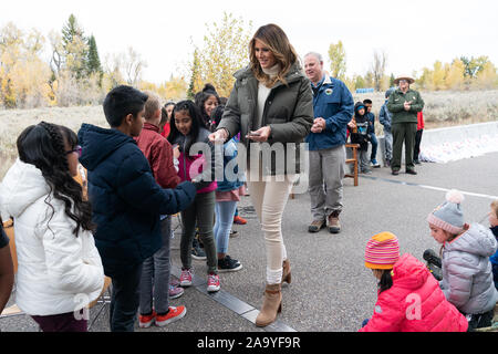 Première Dame Melania Trump et secrétaire de l'intérieur, Secrétaire Bernhardt présent avec les enfants de 4e année "Tous les enfants à l'extérieur du Parc National des laissez-passer pour l'admission au centre de découverte Craig Thomas, le vendredi, Octobre 4, 2019, dans le Grand Teton National Park, Wyoming. Banque D'Images