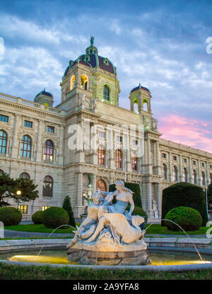 Maria Theresa Square à Vienne. Musée d'histoire naturelle de Vienne. L'histoire de l'Art Museum de Vienne et la fontaine Triton et naïade. Banque D'Images