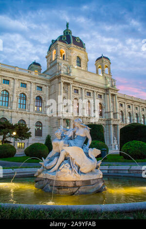 Maria Theresa Square à Vienne. Musée d'histoire naturelle de Vienne. L'histoire de l'Art Museum de Vienne et la fontaine Triton et naïade. Banque D'Images