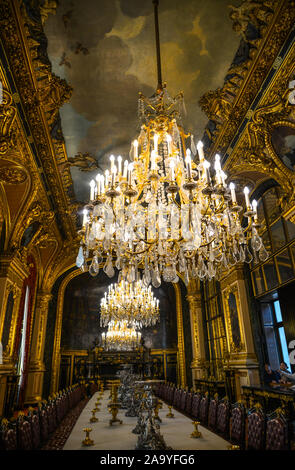 Paris, France - Oct 3, 2018. Lustres de luxe du musée du Louvre à Paris, France. Le Louvre a le plus visité du monde art museum, recevant 10 millions de Banque D'Images