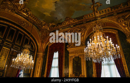 Paris, France - Oct 3, 2018. Lustres de luxe du musée du Louvre à Paris, France. Le Louvre a le plus visité du monde art museum, recevant 10 millions de Banque D'Images