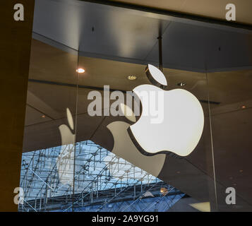 Paris, France - Oct 3, 2018. Dans l'Apple Store Carrousel du Louvre shopping mall près du célèbre musée du Louvre. Banque D'Images