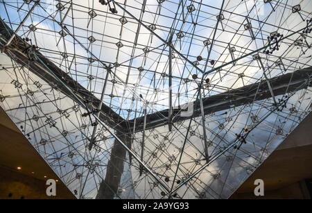 Paris, France - Oct 3, 2018. Pyramide de verre du Louvre à Paris, France. Le Louvre a le plus visité du monde art museum, recevant 10 millions de visite Banque D'Images