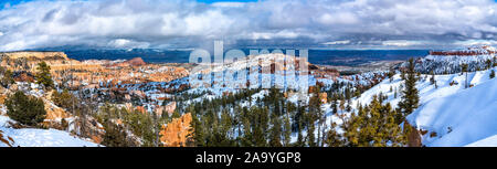 Panorama de Bryce Canyon au début du printemps Banque D'Images