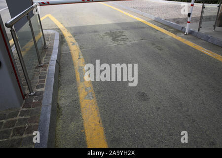 La route sous la barrière. La route est recouverte de jaune . Barrière sur le parking . Banque D'Images