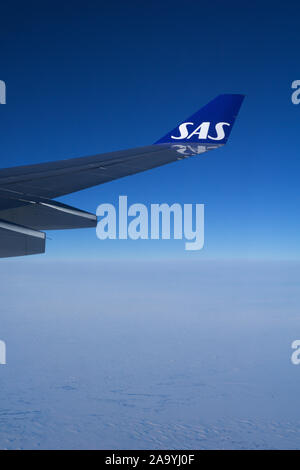 Copenhague, Danemark - Nov 24th, 2018 : Ailes d'un avion au-dessus des nuages de croisière. Banque D'Images