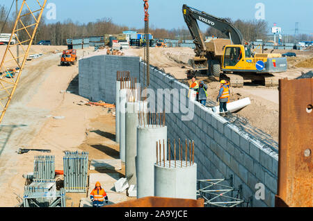 Construction de carrefours routiers dans la région, la construction de la route de contournement nord, région de Kaliningrad, Russie, le 30 mars 2019 Banque D'Images