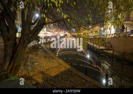 Canal Naviglio Grande voie navigable à Milan (Italie) avec lumière de Noël, vision de nuit. Ce quartier est célèbre pour ses restaurants, cafés et boîtes de nuit Banque D'Images