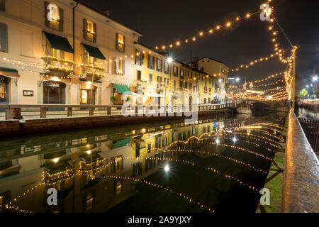 Canal Naviglio Grande voie navigable à Milan (Italie) avec lumière de Noël, vision de nuit. Ce quartier est célèbre pour ses restaurants, cafés et boîtes de nuit Banque D'Images