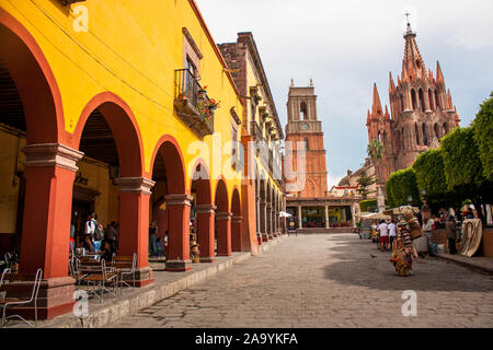 La Parroquia, la célèbre église rose dans la ville pittoresque de San Miguel de Allende, Mexique. Banque D'Images