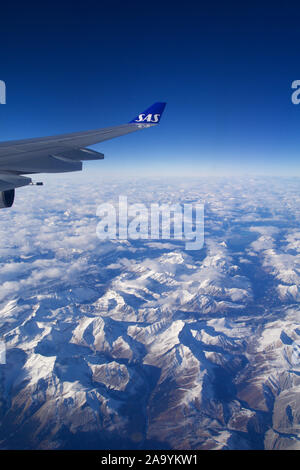 CANADA - Nov 24th, 2018 : Le point de vue d'un vaste paysage de montagnes couvertes de neige prises à partir de la fenêtre d'un avion montrant l'aile Banque D'Images