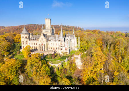 Drone abattu de château Marienburg au sud de Hanovre, sur la rivière Leine mt au-dessus de Marienberg, feuillage d'automne, Allemagne Banque D'Images