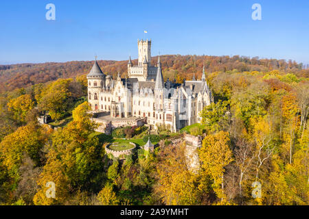 Drone abattu de château Marienburg au sud de Hanovre, sur la rivière Leine mt au-dessus de Marienberg, feuillage d'automne, Allemagne Banque D'Images