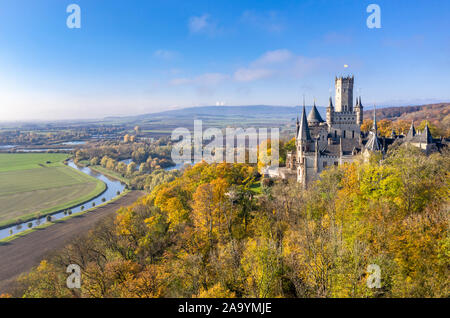 Drone abattu de château Marienburg au sud de Hanovre, sur la rivière Leine mt au-dessus de Marienberg, feuillage d'automne, Allemagne Banque D'Images