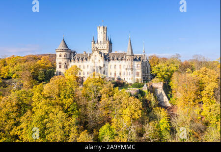 Drone abattu de château Marienburg au sud de Hanovre, sur la rivière Leine mt au-dessus de Marienberg, feuillage d'automne, Allemagne Banque D'Images