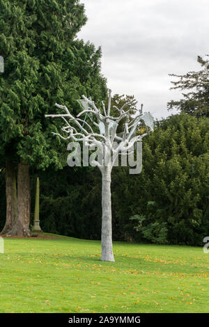 Façons de dire au revoir, oeuvre d'Ariel Schlesinger, dans les motifs de Compton Verney House, dans le Warwickshire, Royaume-Uni ; arbre avec des éclats de verre dans les branches. Banque D'Images