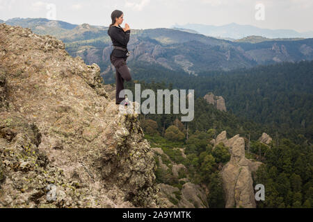 Les jeunes climber woman doing yoga dans la montagne. Banque D'Images